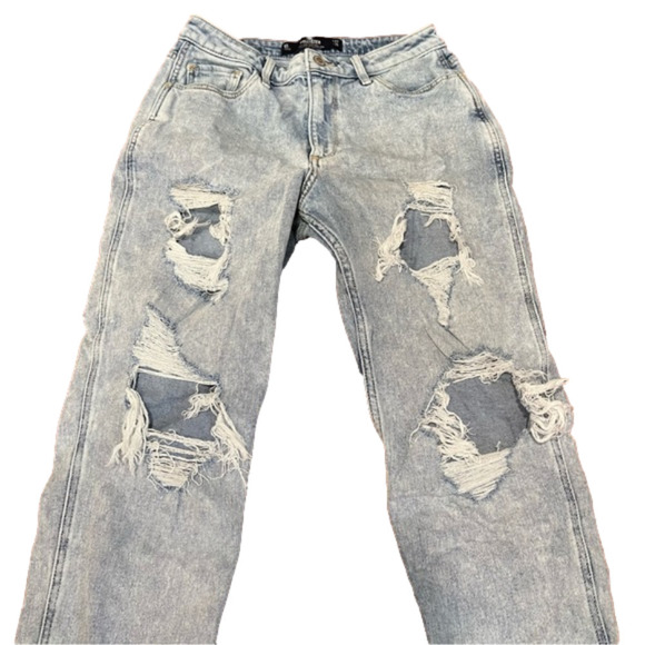 Hollister Denim - Hollister Curvy High Rise Ripped Mom Jean - Size 5 Short